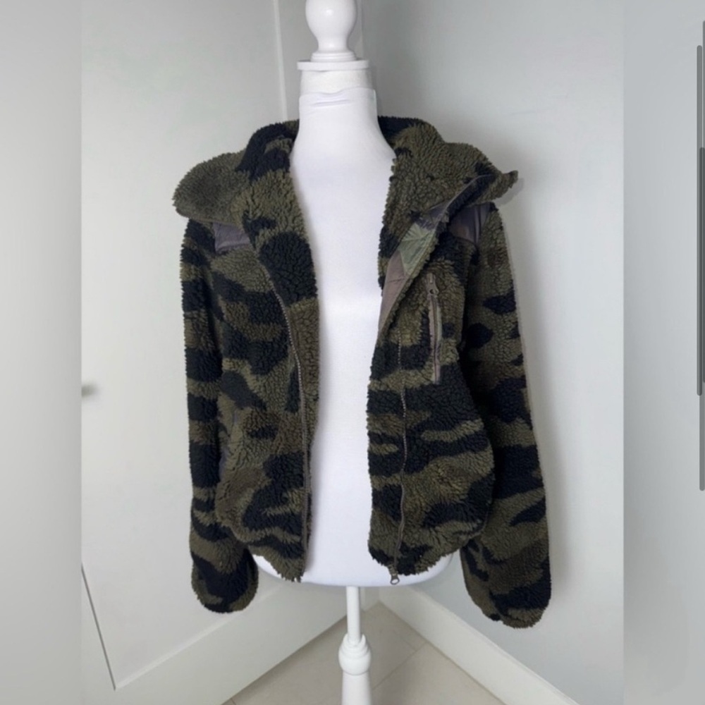 Generation Love Cedric Camouflage Fleece/Size Medium - Picture 3 of 9